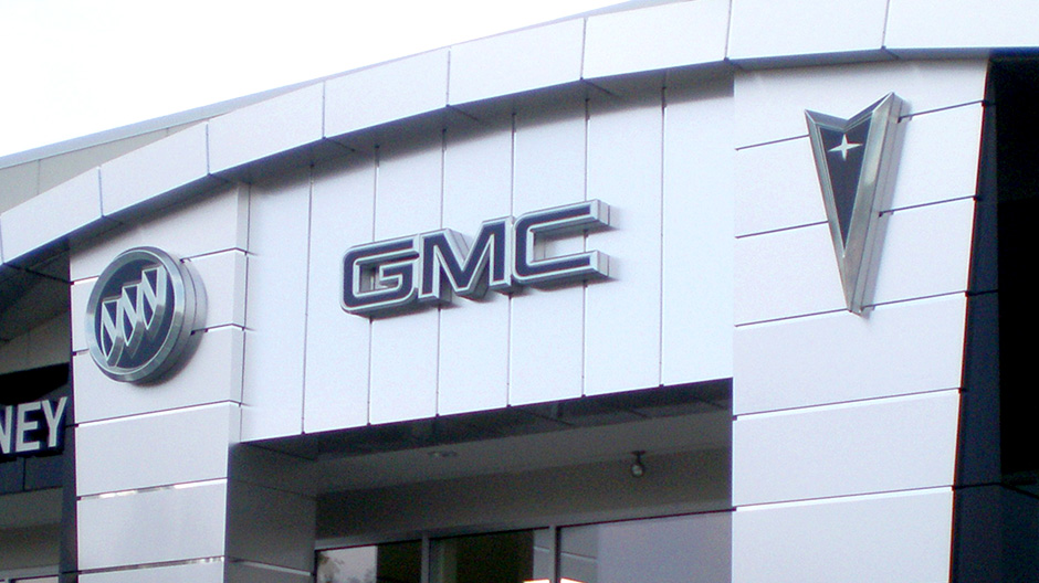 ALPOLIC MCM clads entryway to dealership